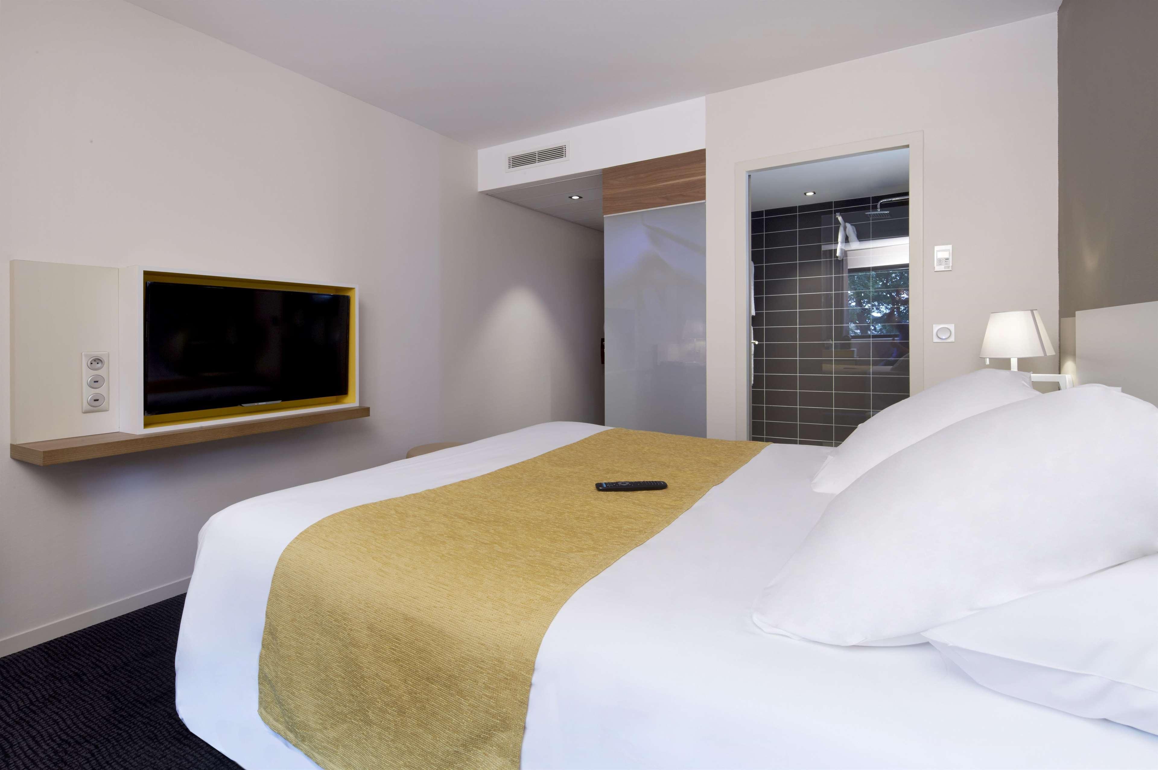 Kyriad Prestige Pau - Palais Des Sports Екстериор снимка