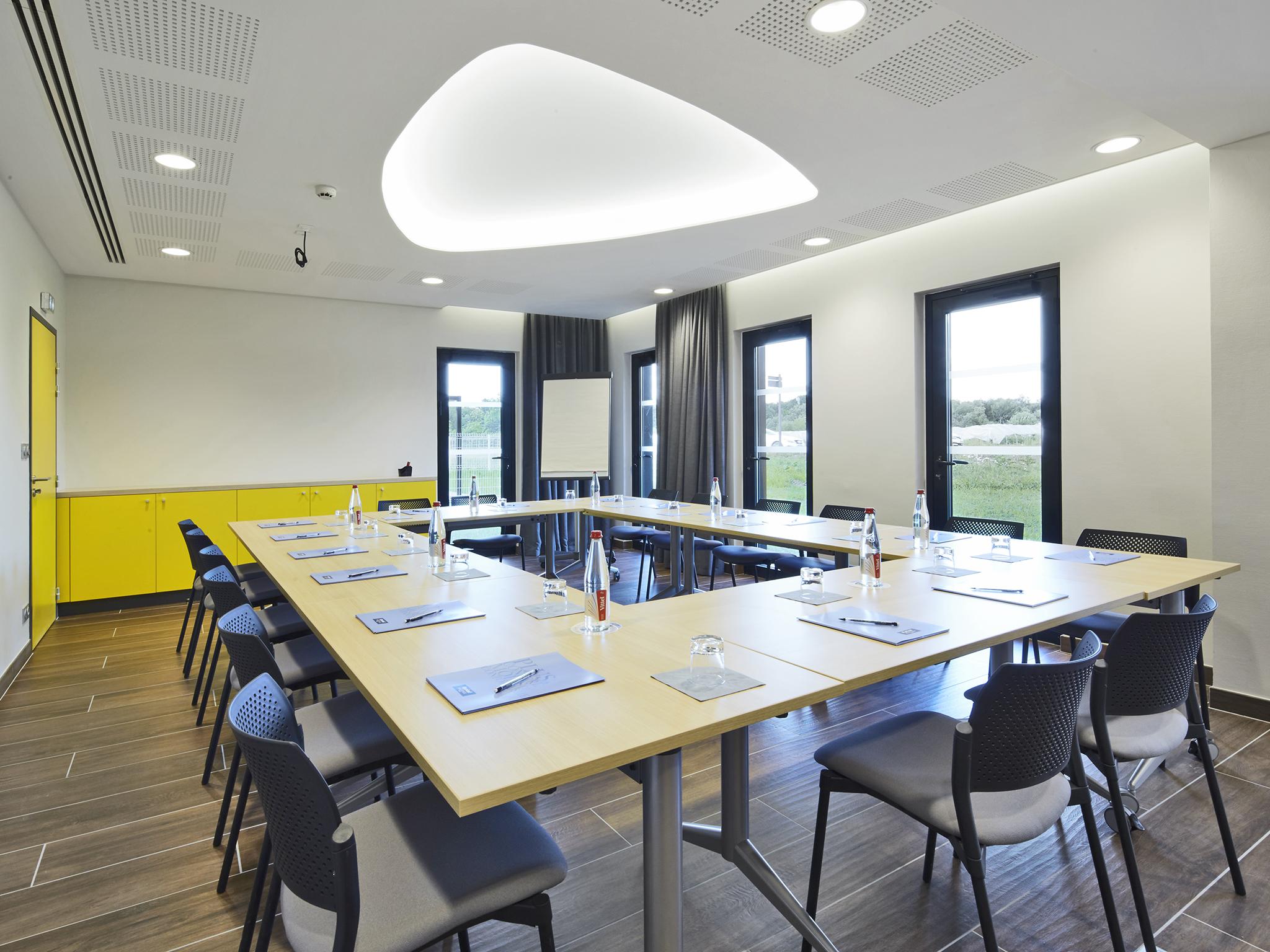 Kyriad Prestige Pau - Palais Des Sports Екстериор снимка