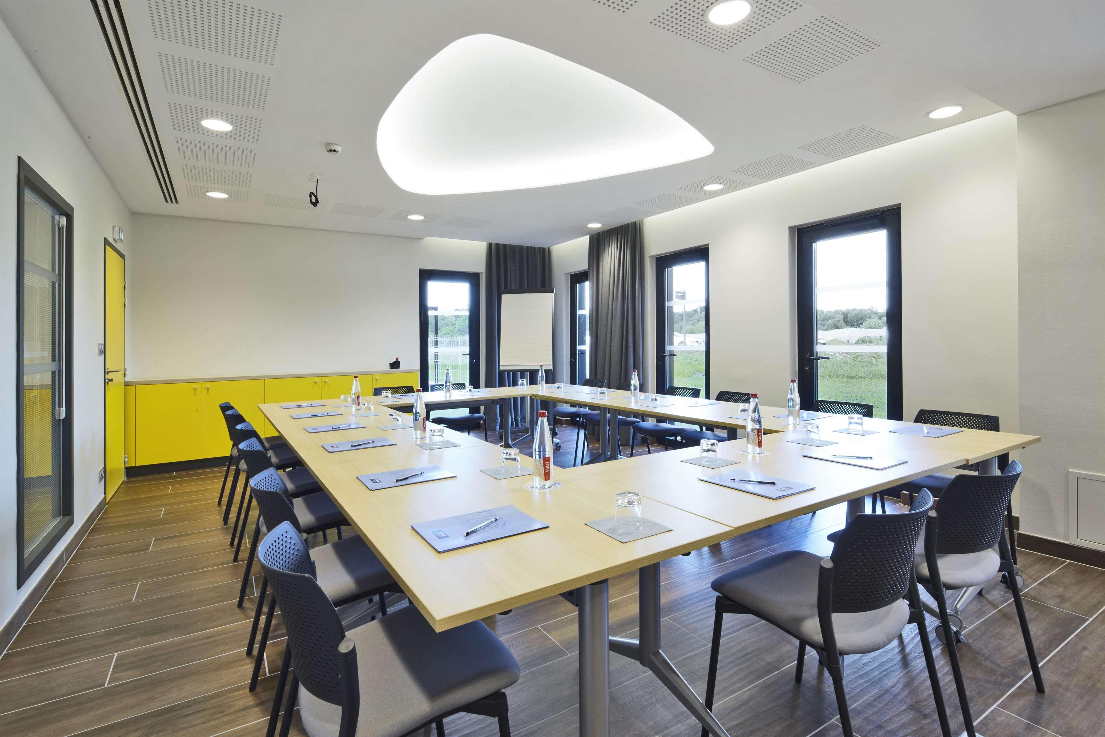Kyriad Prestige Pau - Palais Des Sports Екстериор снимка