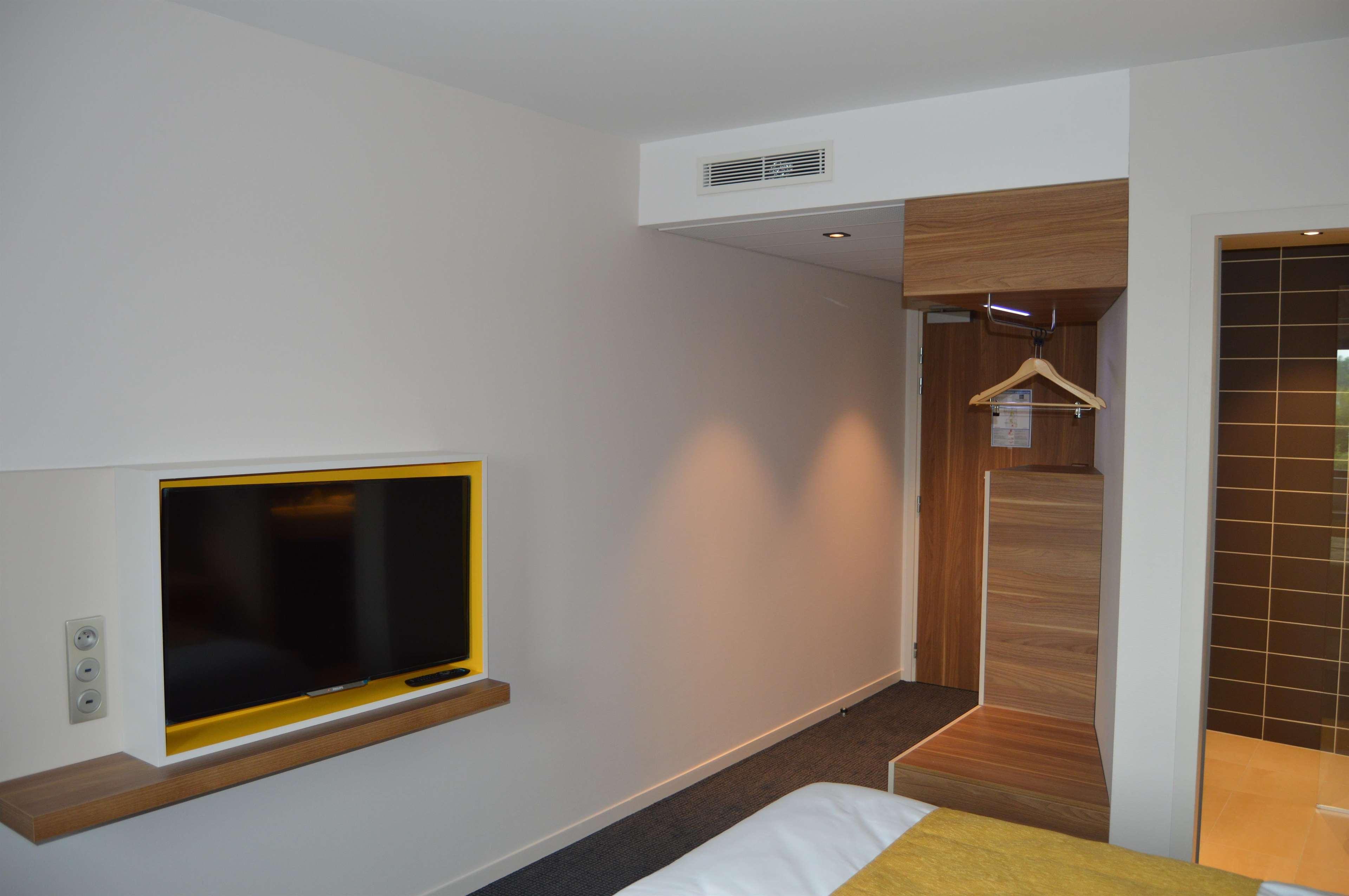 Kyriad Prestige Pau - Palais Des Sports Екстериор снимка