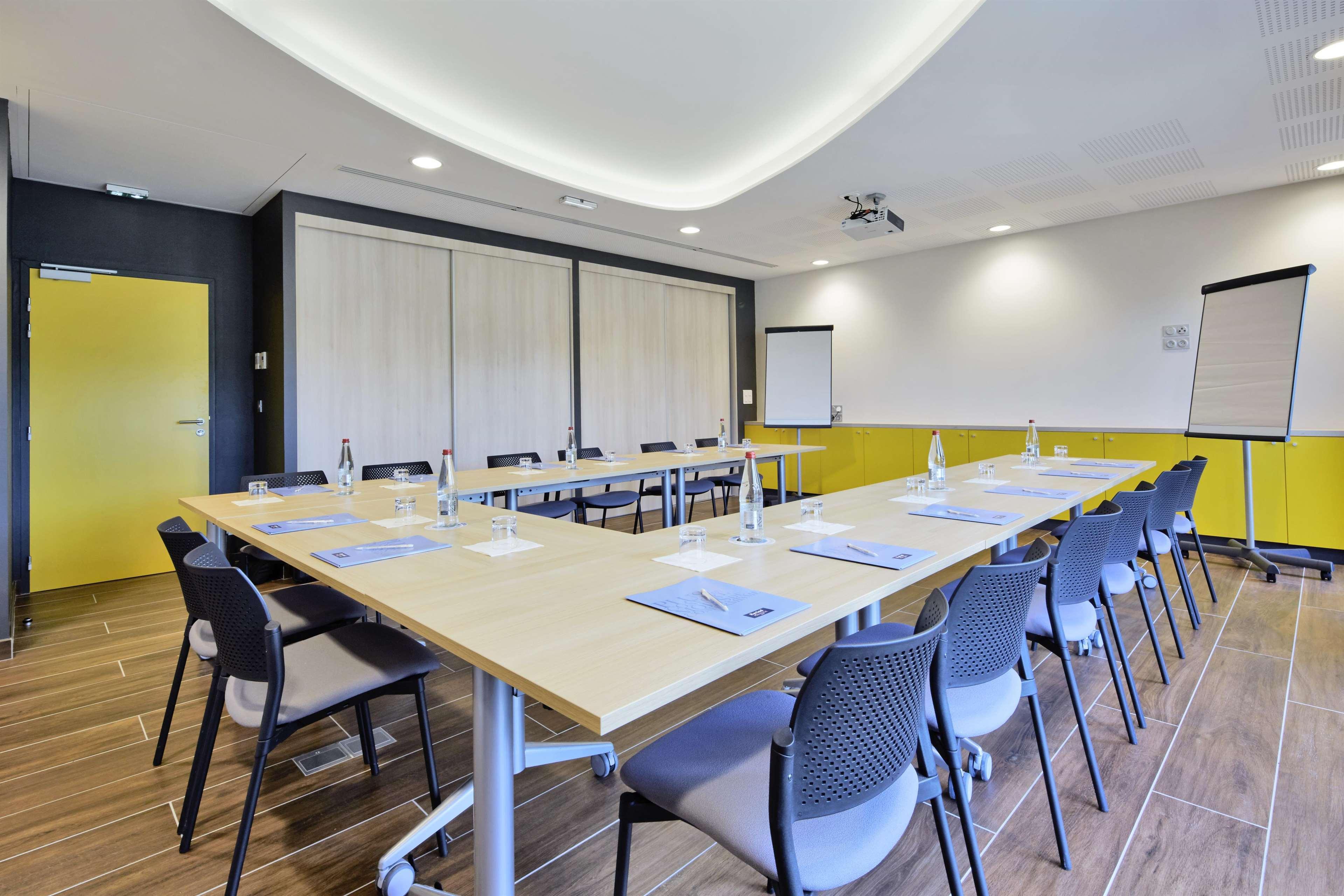Kyriad Prestige Pau - Palais Des Sports Екстериор снимка